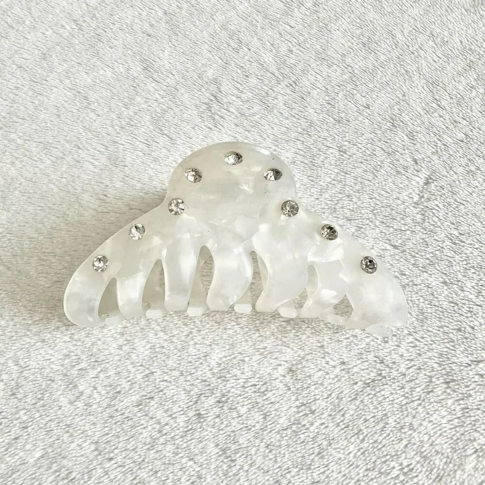 White pearlecent hair claw with encrusted rhinestone ￼